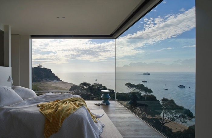 Панорамный вид из окна на море