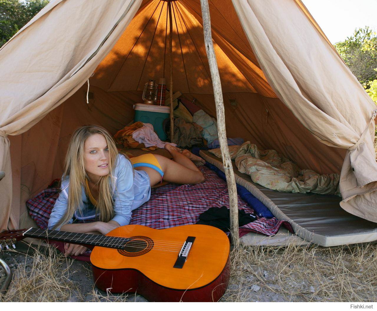 Девушка отдыхала на природе. Поход с палатками. Палатка на природе. Девушка в палатке. Фотосессия в палатке.