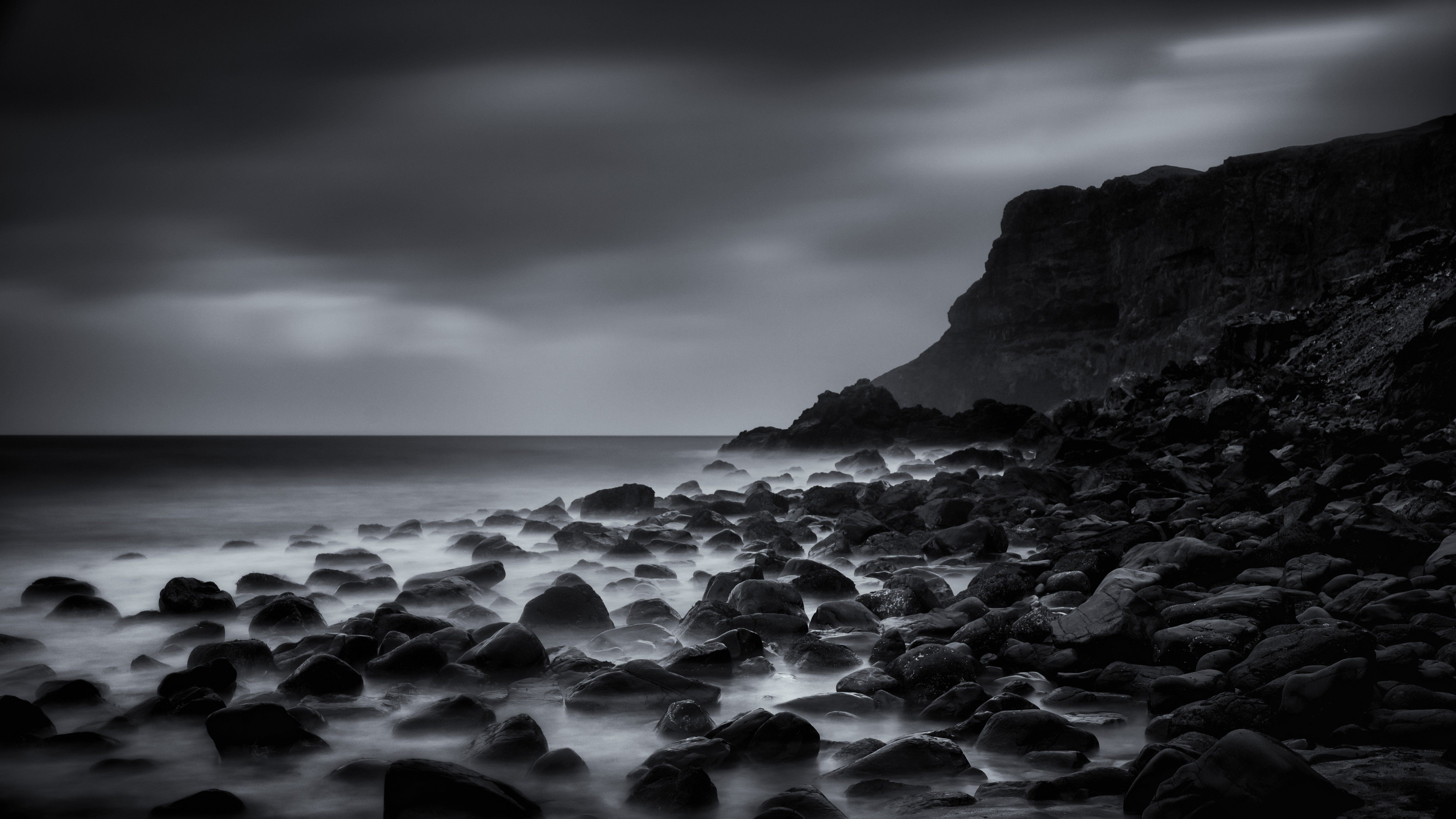 Night stone. Мрачное море. Мрачный пляж. Море в темных тонах. Мрачный океан.
