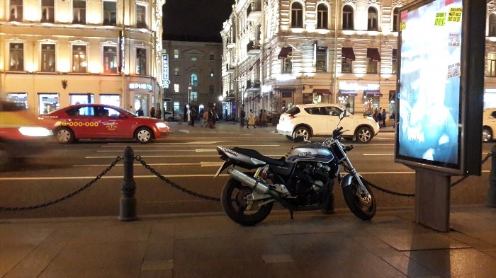 Мотоцикл на тротуаре