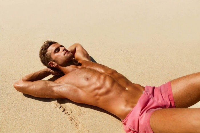 Мужчина на пляже лежит