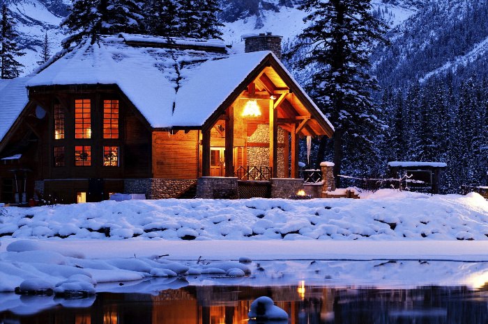 Красивый дом зимой