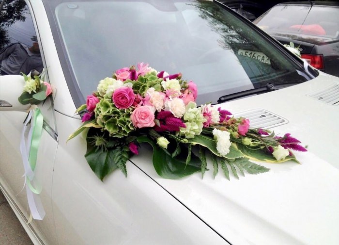 Украшение свадебных машин живыми цветами