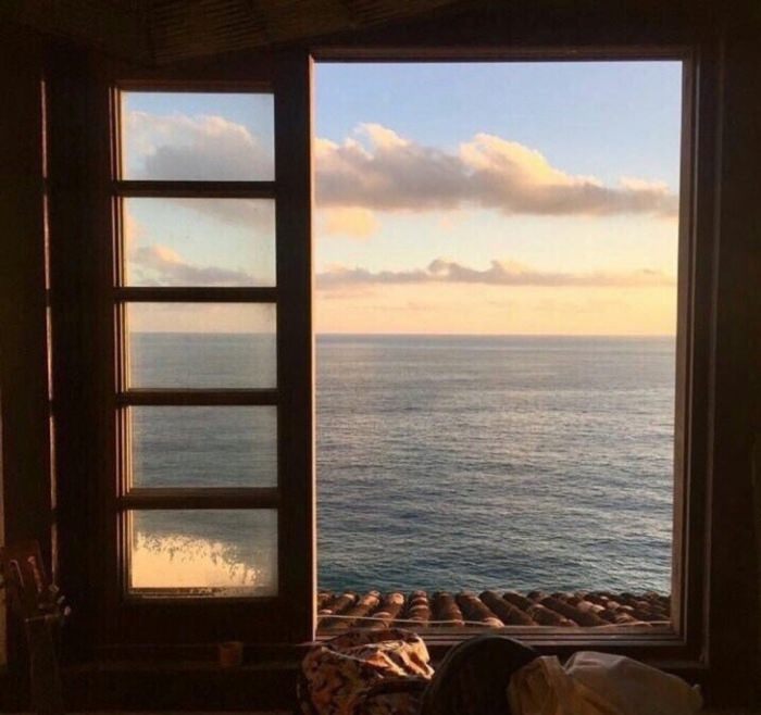 Красивый вид из окна на океан