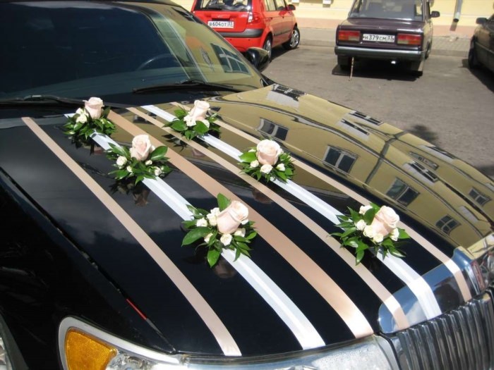 Красиво украшения для машины на свадьбу