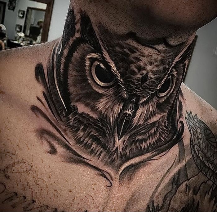 Татуировка сова на шее