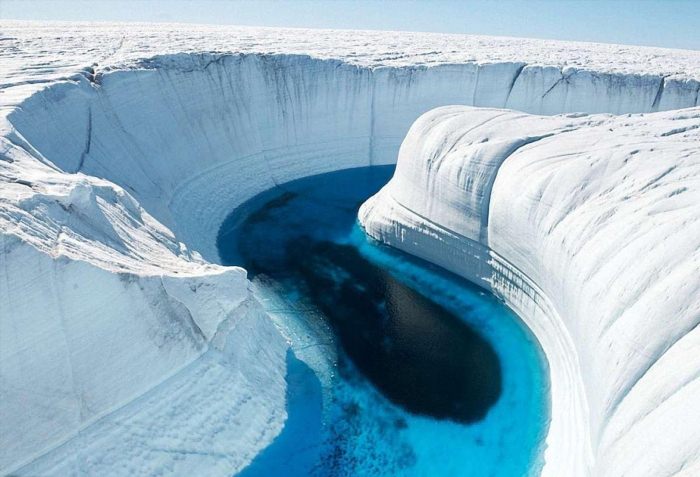 Незамерзающее озеро в Антарктиде