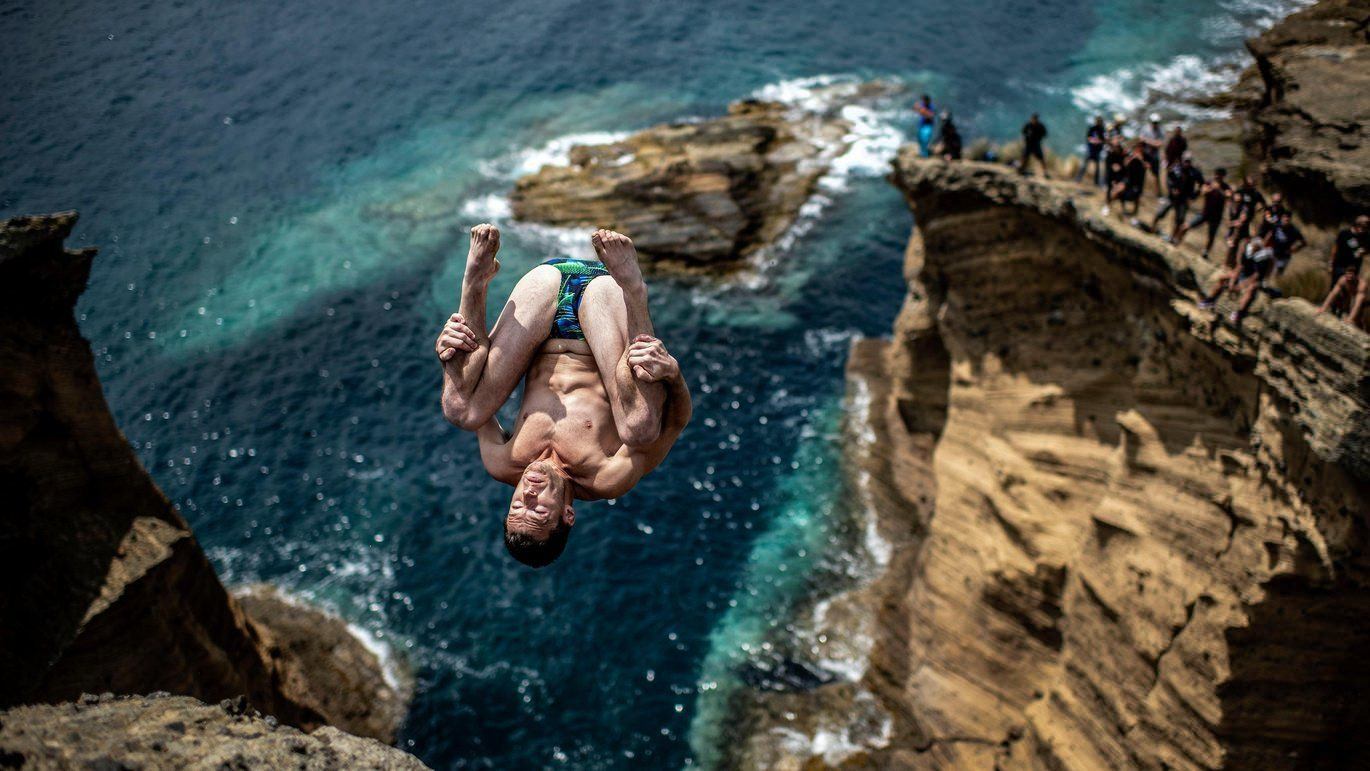 прыжок со скалы в море