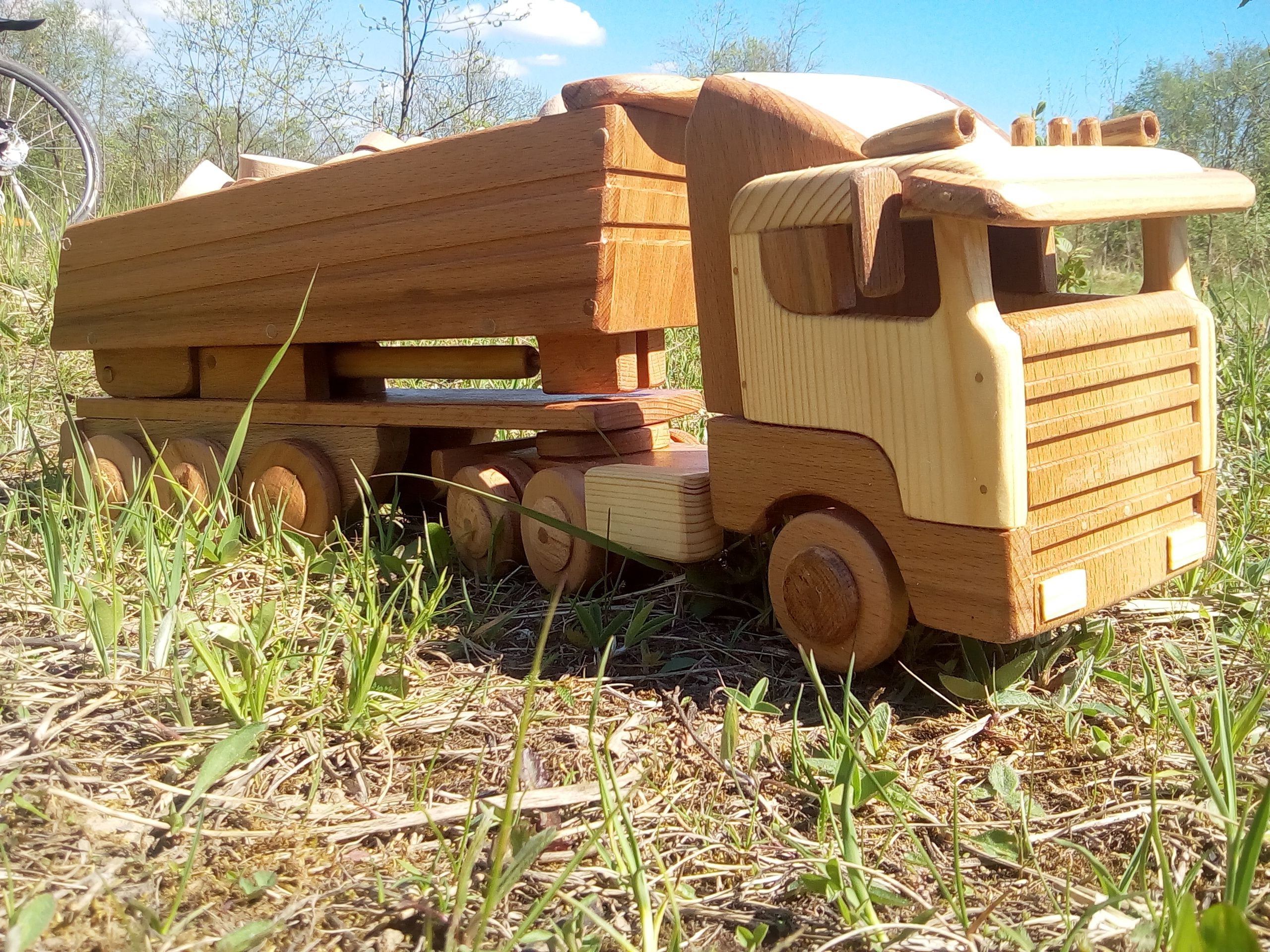 Сделай грузовичок. Деревянный грузовик. Детские игрушки Грузовики из дерева. Деревянный тягач. Фура из дерева.