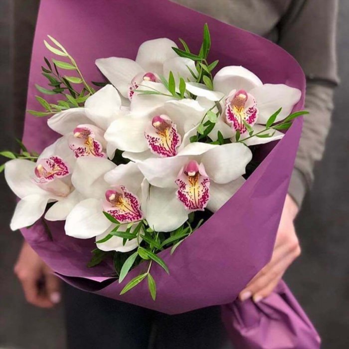 Букеты с белой орхидеей Цимбидиум