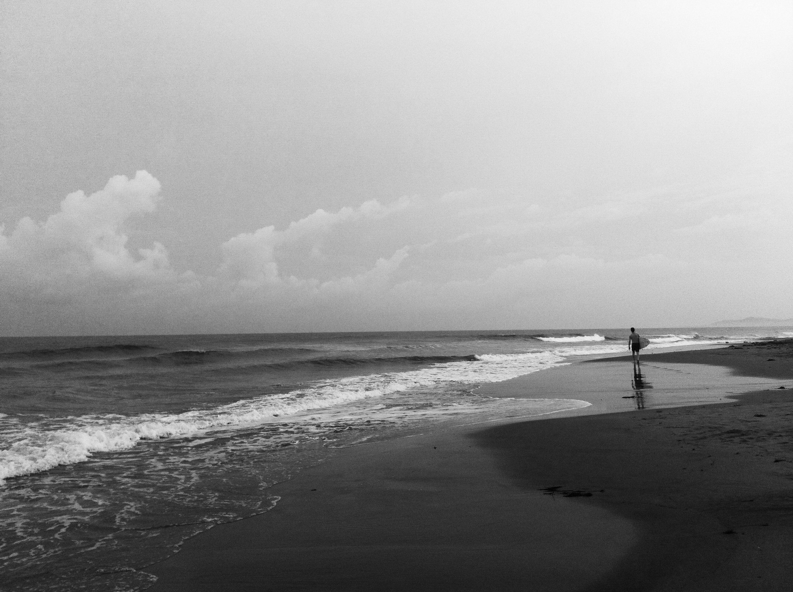 Черный берег песня. Море черно белое. Белое и черное море. Пейзаж море. Чёрно белое побережье.