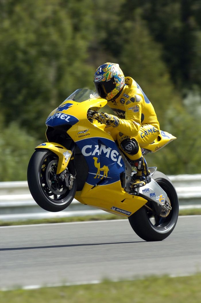 Жёлтый гоночный мотоцикл