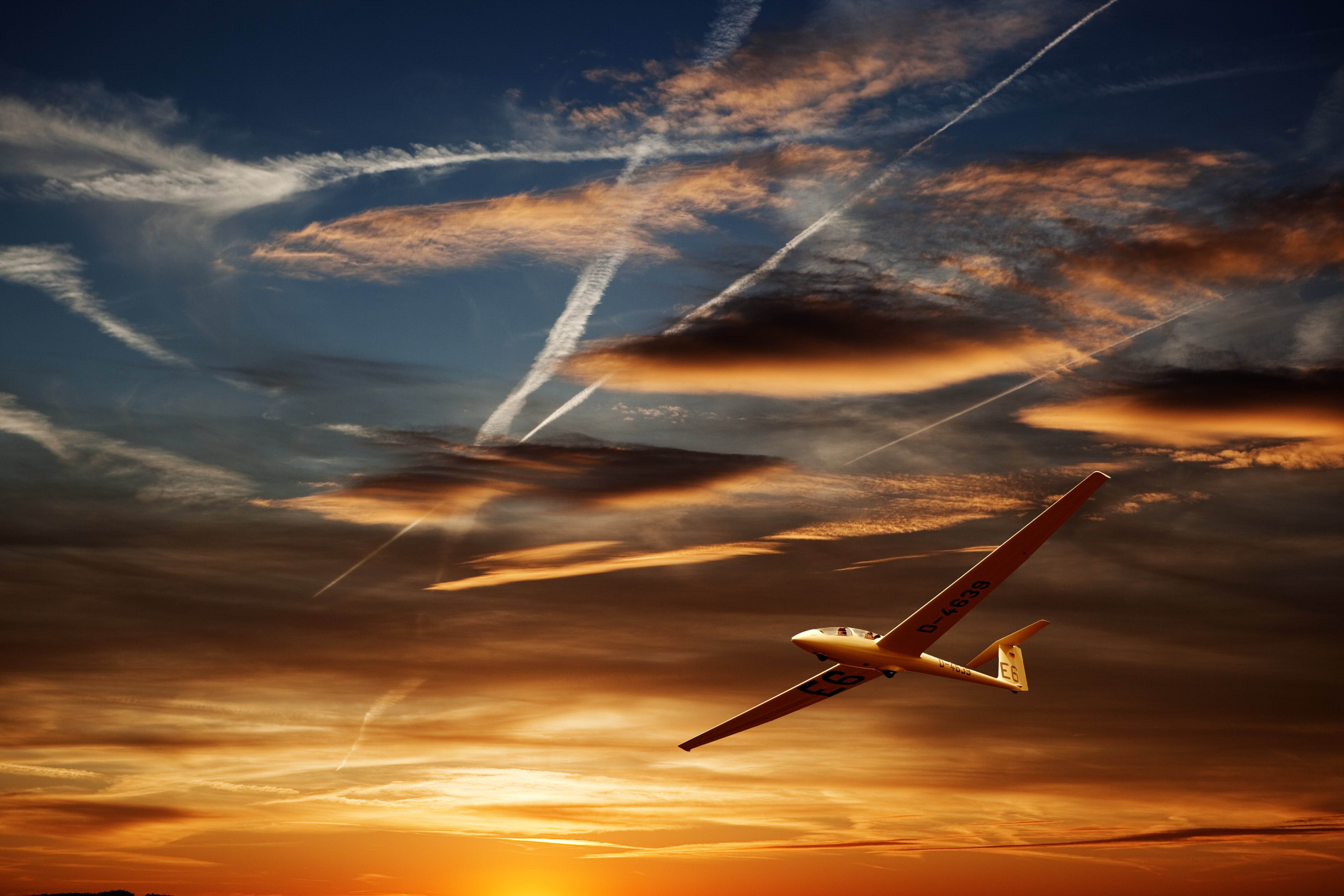 Фото самолетов летающие. Самолет в небе. Красивый самолет. Самолет на закате. Самолет на рассвете.