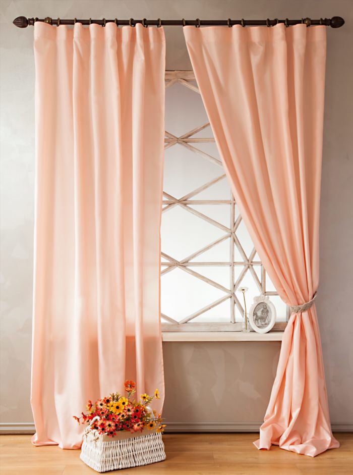 Персиковые шторы в гостиную