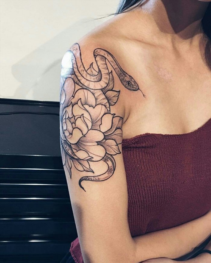 Татуировка змея на плече