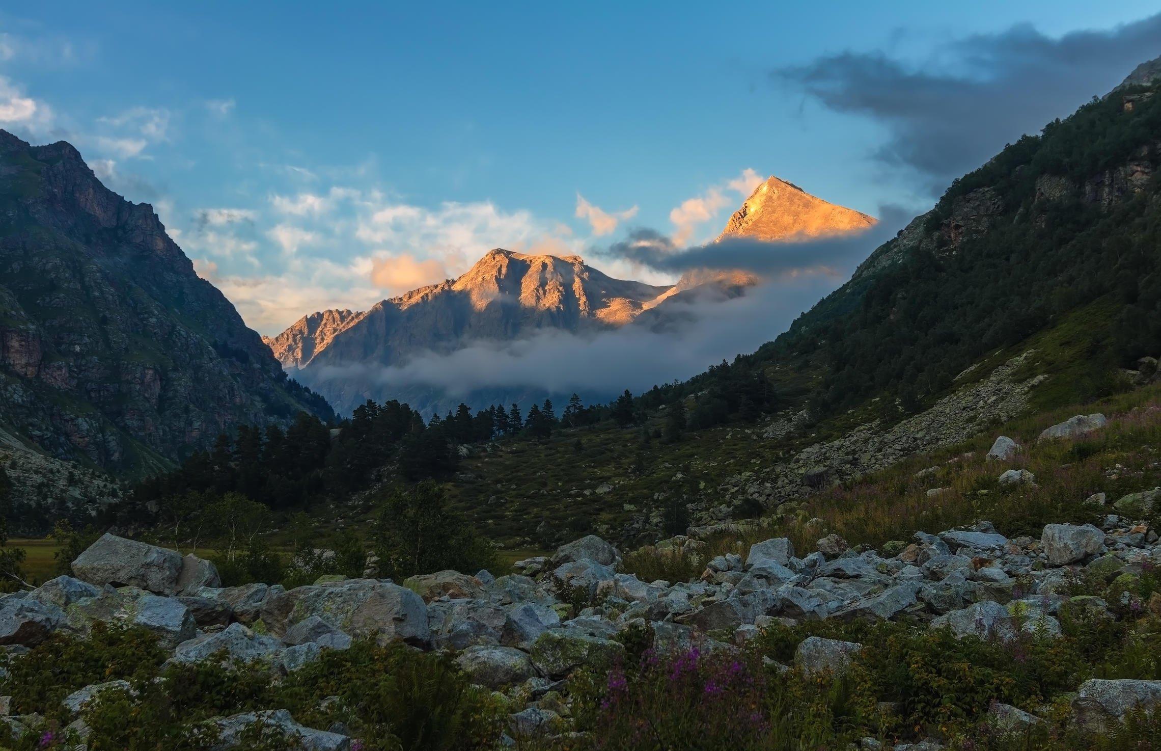 Величавый величественный. Карачаево Черкессия горы. Горы Северной Осетии. Гора Кубус. Гора Кубус Горная Дигория.