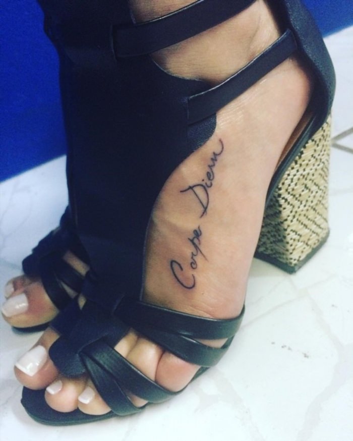 Татуировка надписи на ноге