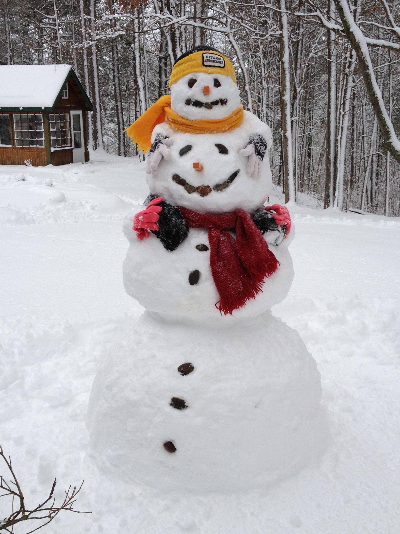 Сугроб снеговик. Необычные Снеговики. Оригинальный Снеговик. Креативный Снеговик. Снеговик из снега.