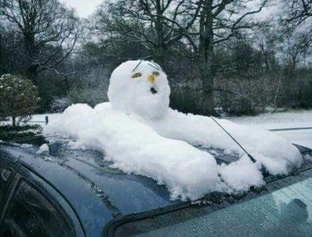 Прикольные Снеговики. Смешные фигуры из снега. Снеговик на автомобиле. Снеговик из снега прикольный.
