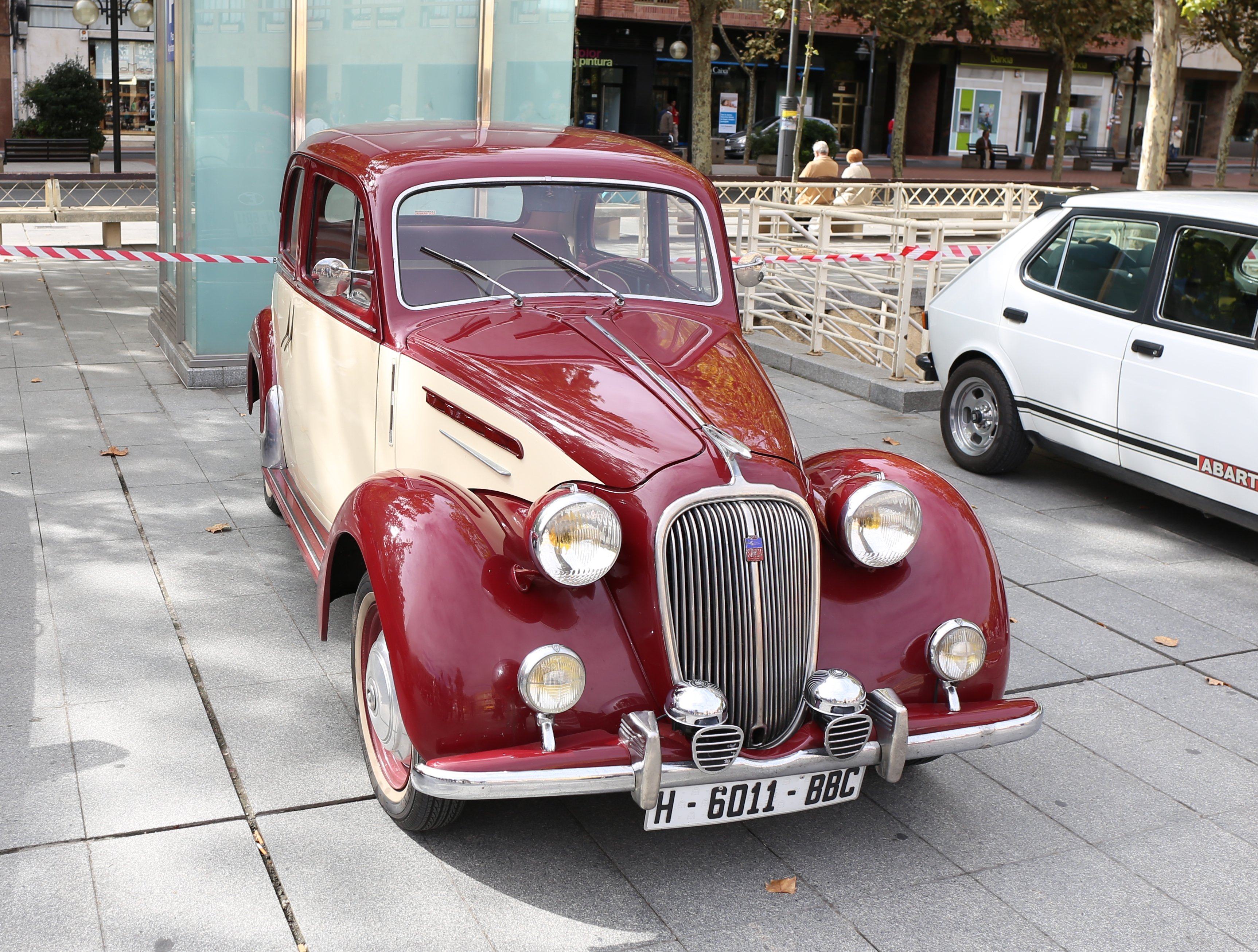 Француз авто. Citroen 1950. Французские машины. Старинные французские автомобили. Французские ретро авто.