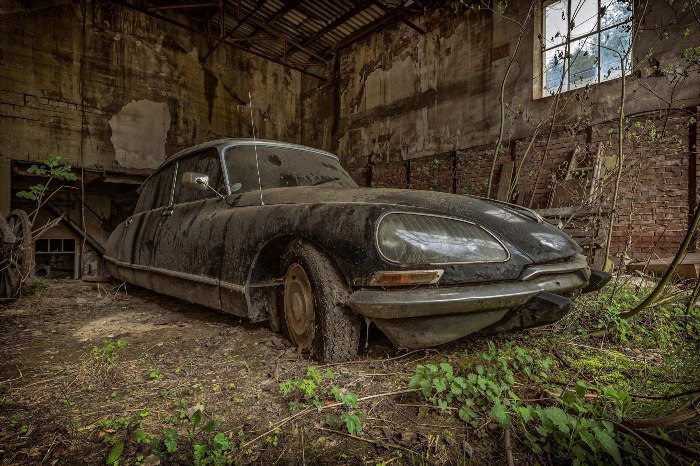 Старинные брошенные автомобили