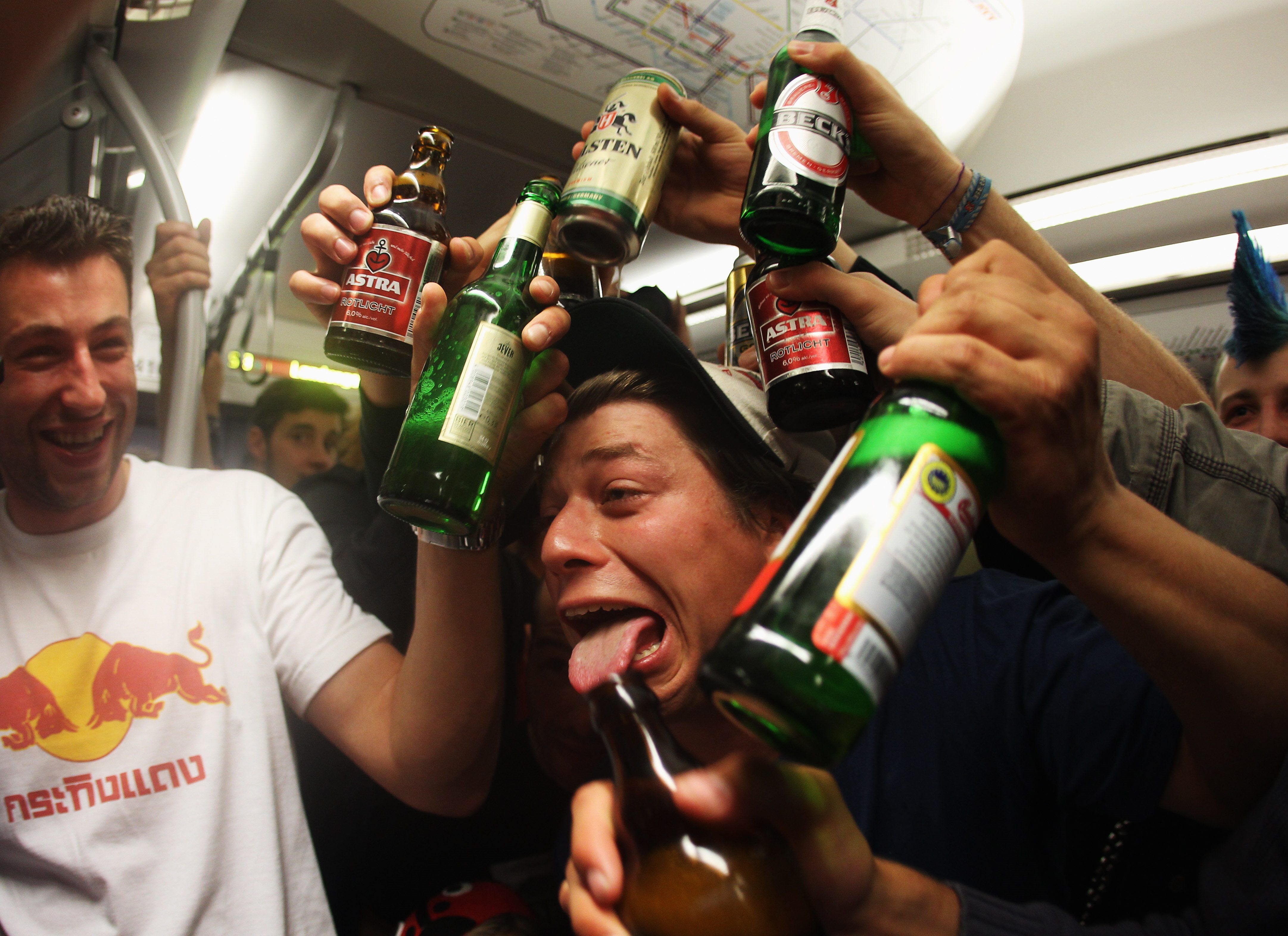 Пить пиво поезде. Пьянка в поезде.
