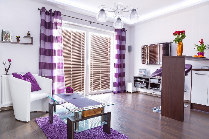 Гостиная с фиолетовыми шторами