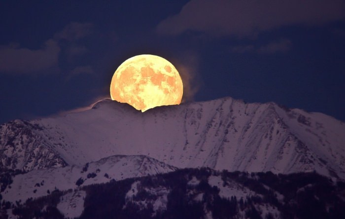 Огромная Луна в горах