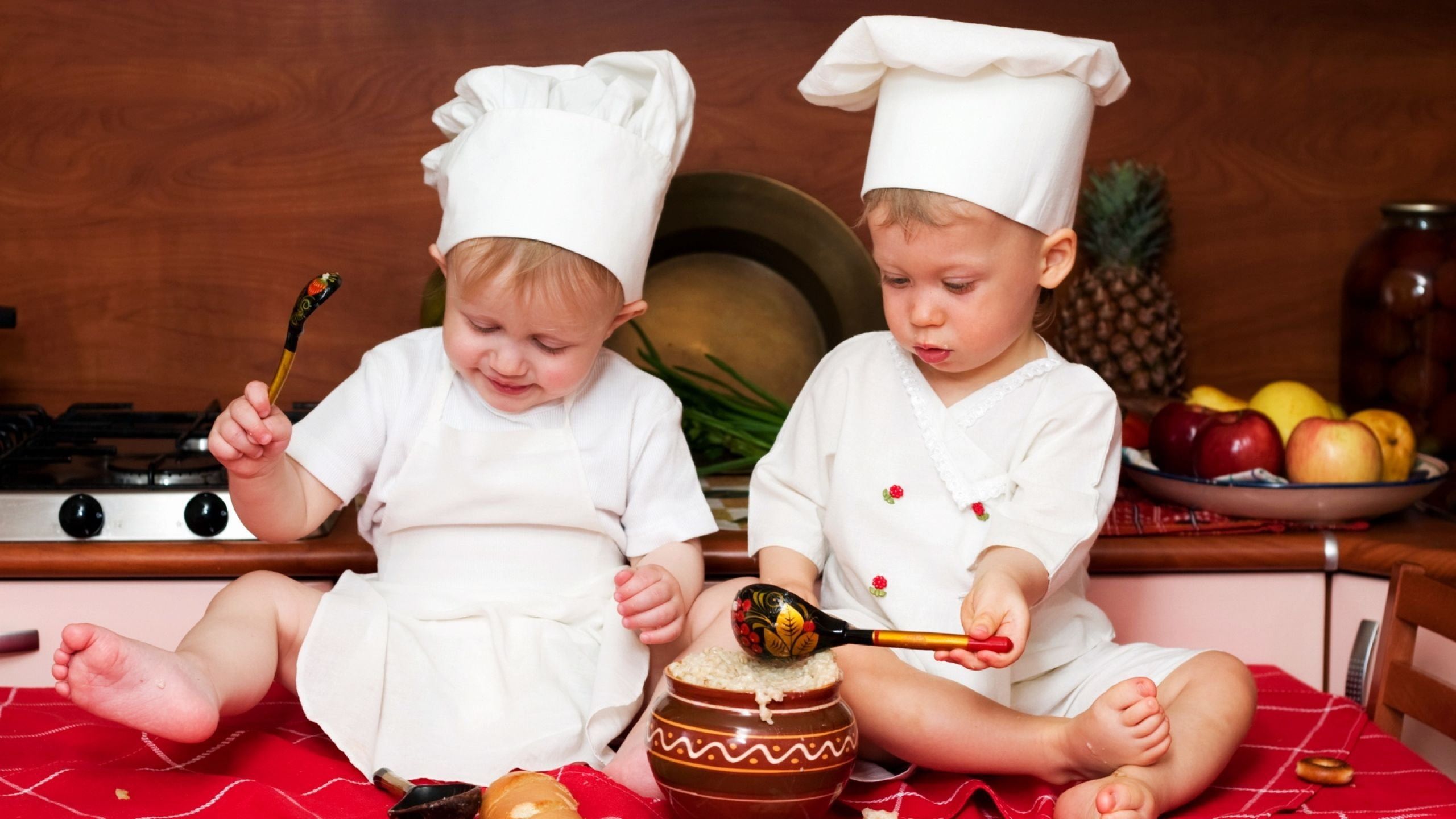Приготовление еды детьми. Маленький повар. Дети поварята. Повар для детей. Веселые поварята.