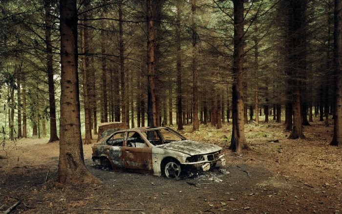 Разбитая машина в лесу