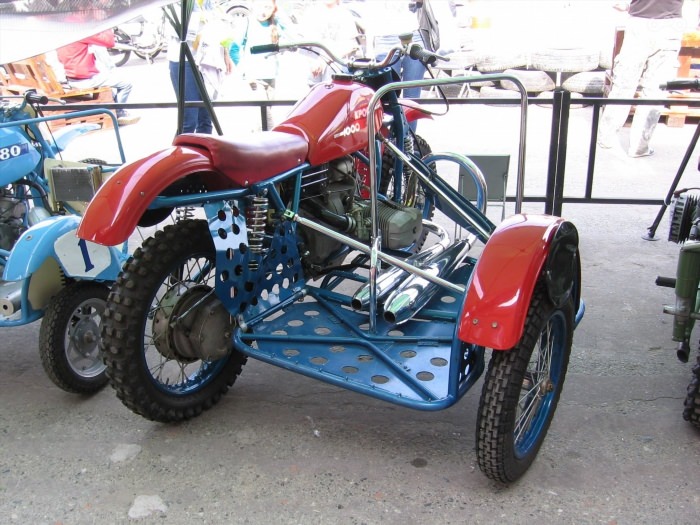 Кроссовый мотоцикл Урал с коляской