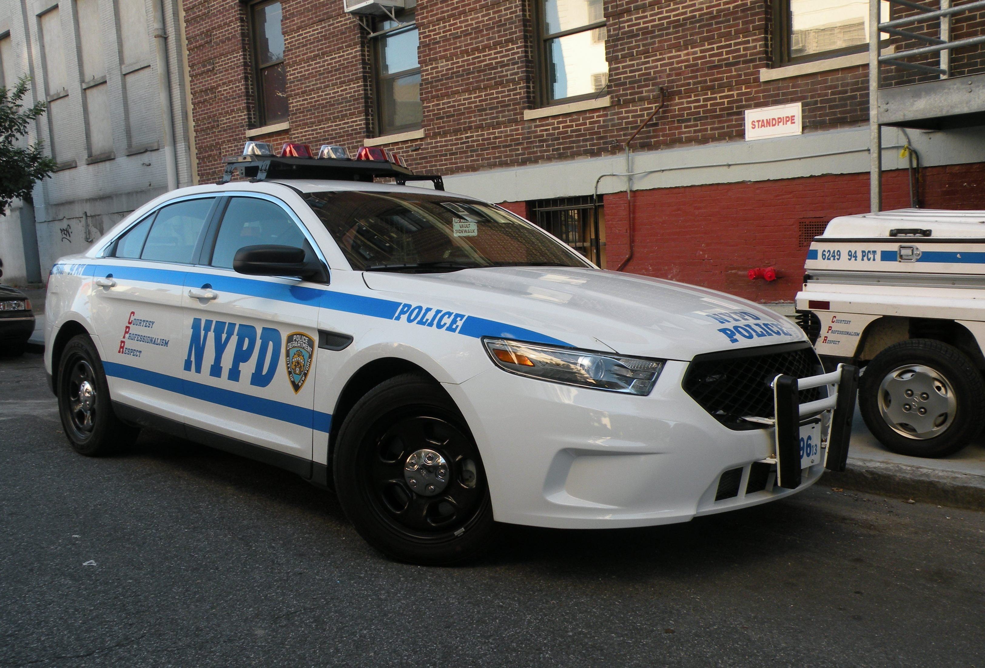 Полицейская машина другая. Ford Taurus 2013 Police Interceptor. Ford Police Interceptor 2013. Ford Taurus Police Interceptor. Машина NYPD Police.