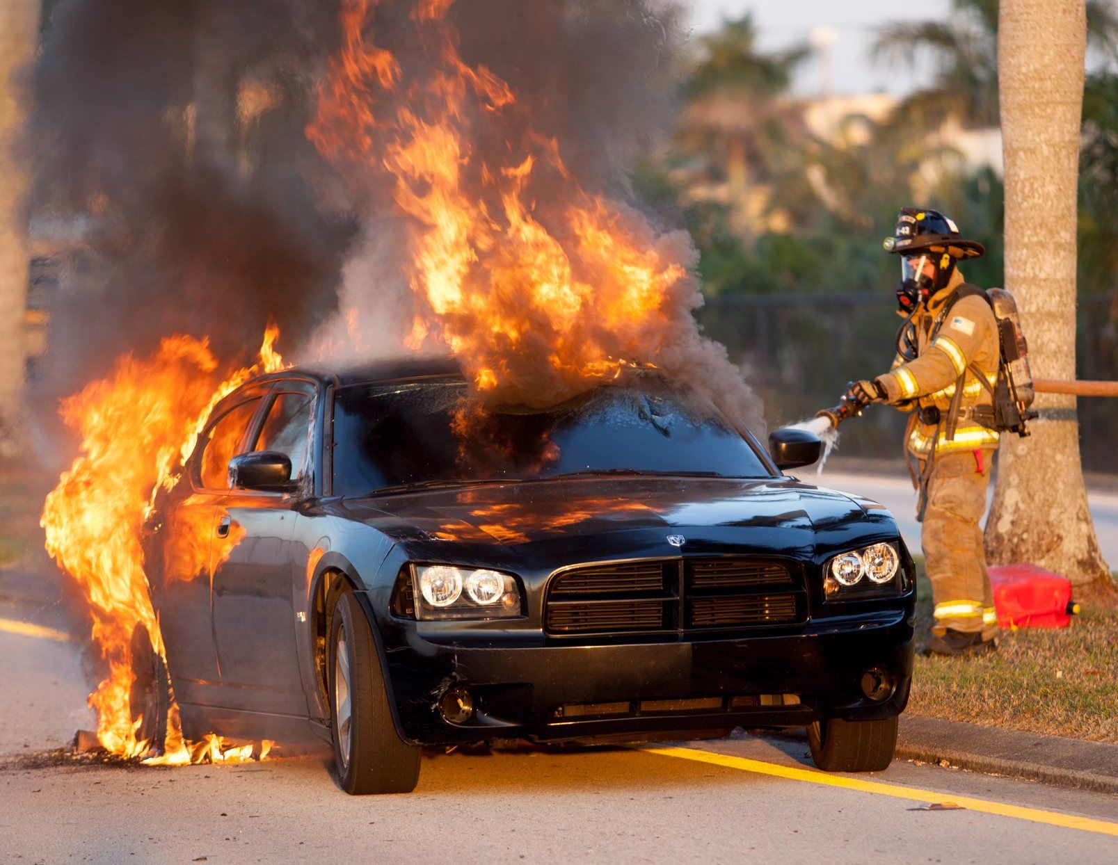 Включи огонь машину. Машина в огне. Огненная машина. Огонь на авто. Полицейская машина в огне.