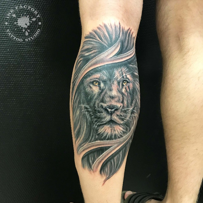 Татуировка лев на ноге