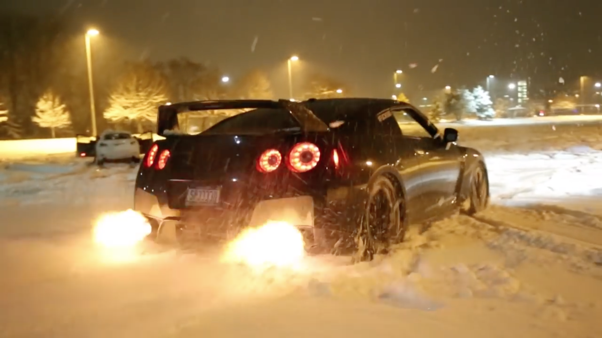 Песня разбивается машина. Nissan GTR r35 Разбитая. Nissan GTR зимой. Ниссан ГТР бернаут. Дрифт зимой ночью.