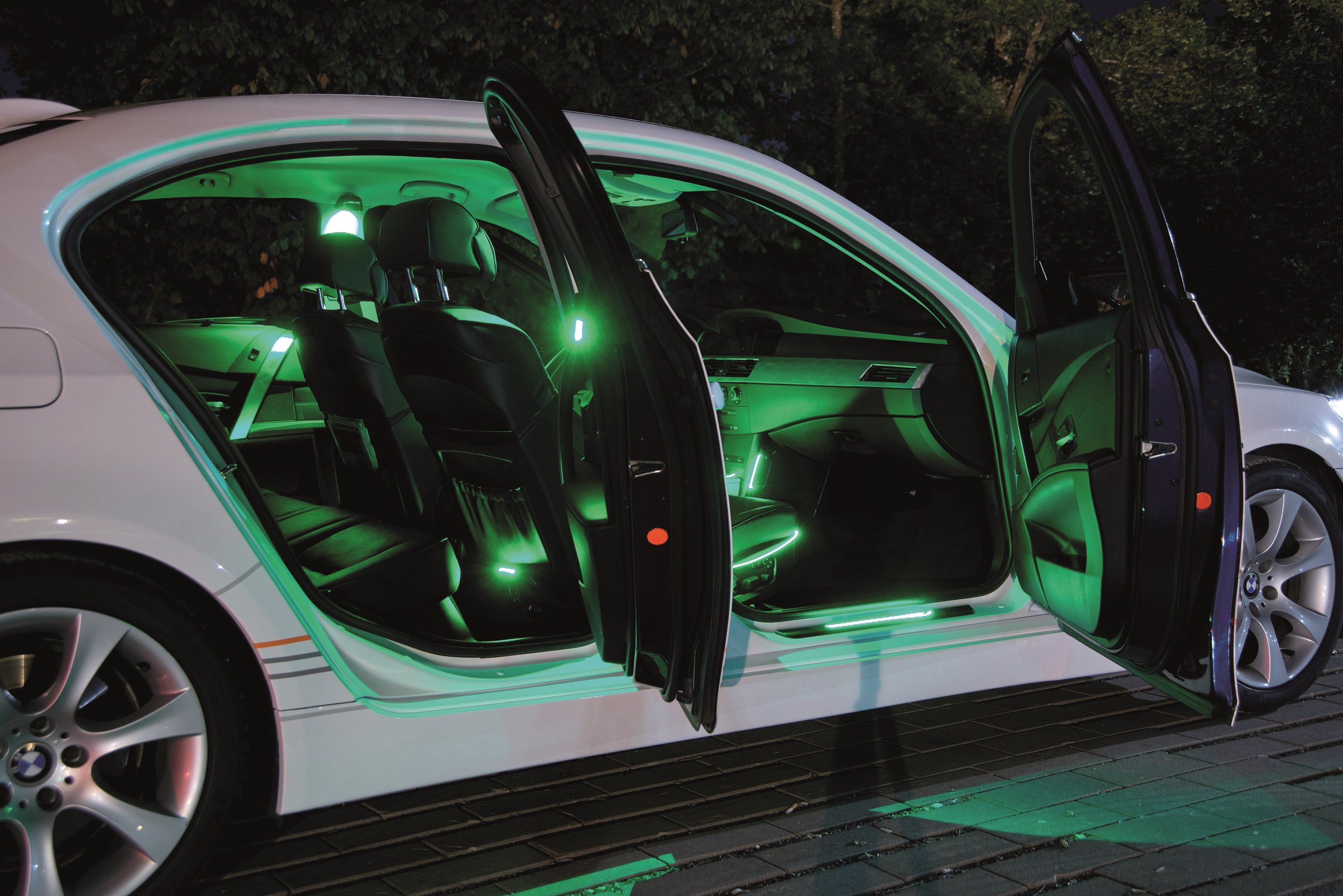 Подсветить зеленым. Подсветка салона авто. Зеленая подсветка салона. Зеленая подсветка в машине. Машины с зелёной подсветкой салона.