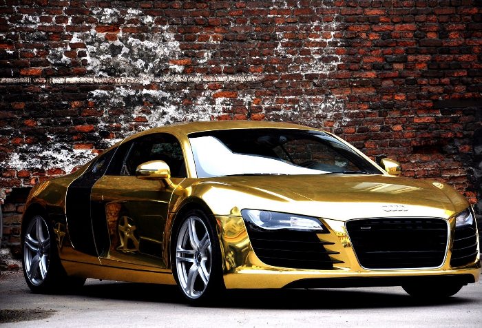 Машина золотого цвета
