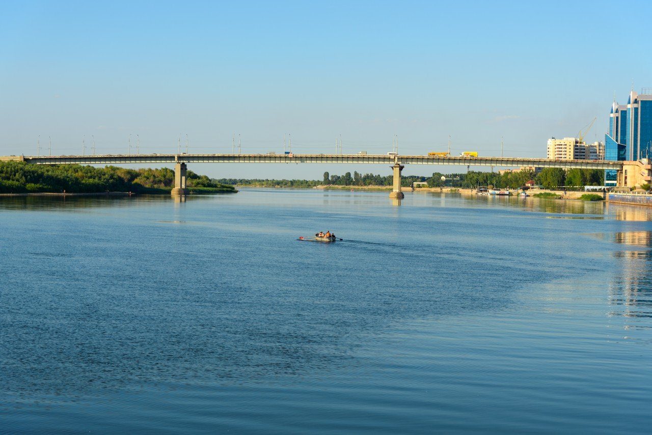 На дне волги астрахань. Река Волга Астрахань. Река Волга в Астрахани берег. Нариманов Волга. Волга около Астрахани.
