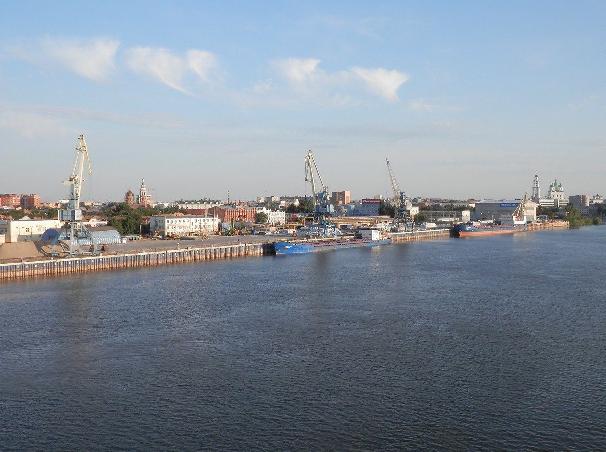 На дне волги астрахань. Река Волга Астрахань. Река Волга Астрахань фото. Волготанкер Астрахань. Главная река Астрахани.