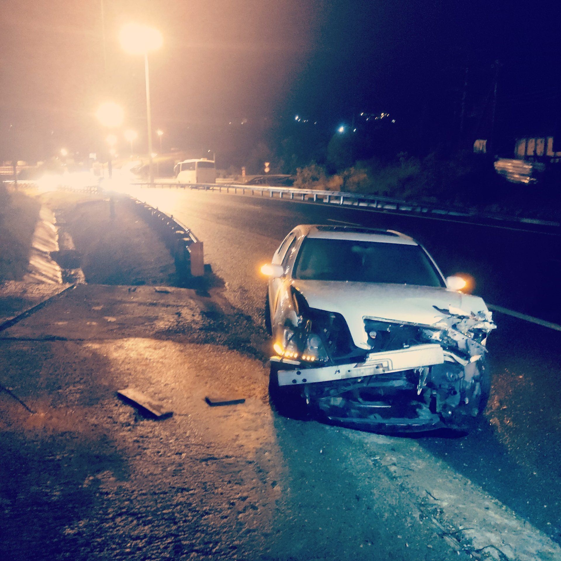 Разбили машину ночью. Разбитый Toyota Altezza зимой. Разбитый Чайзер 100 ночью зимой. Разбитая машина зима ночь.