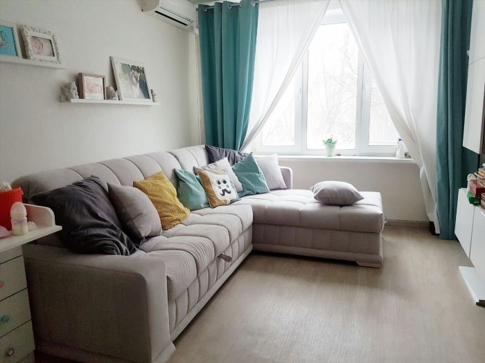 Большой диван в маленькой комнате
