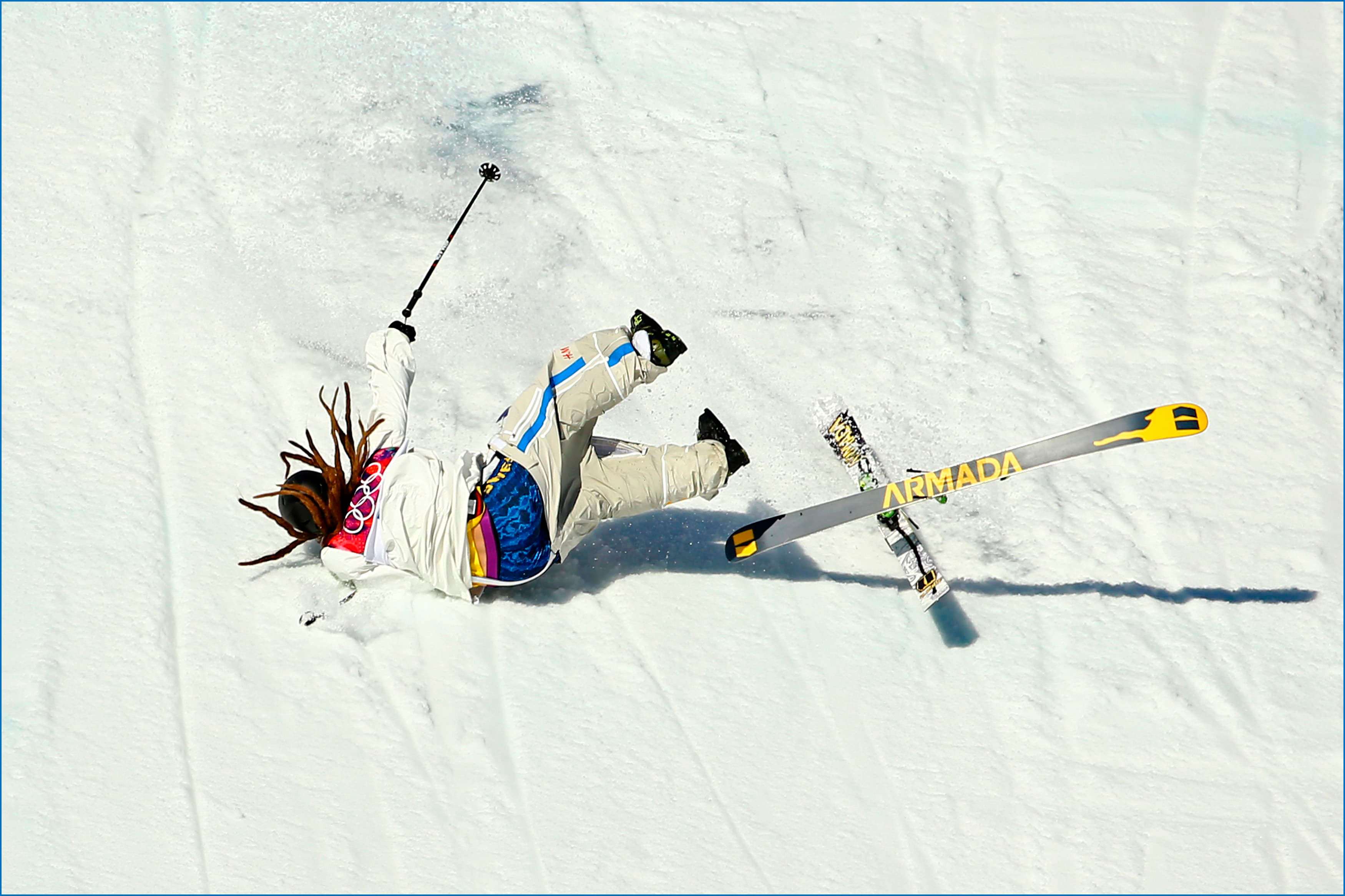 Лыжники упали. Горнолыжник прикол. Сумасшедший лыжник. Смешные падения на лыжах. Падение на горных лыжах.