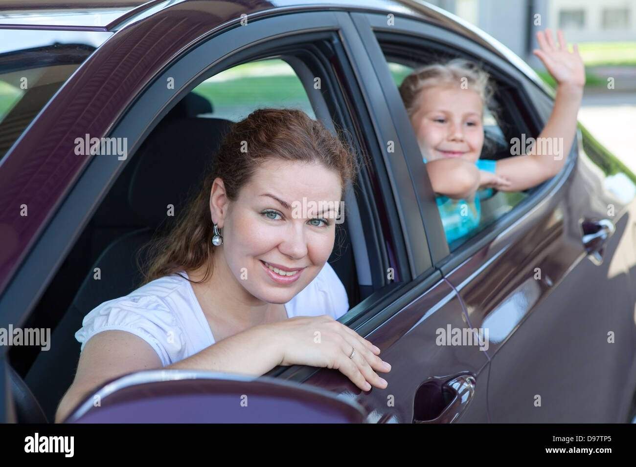 Машина маме с ребенком. Женщина с ребенком в машине. Автомобиль для мамочки. Мамина машина. Мать машина.