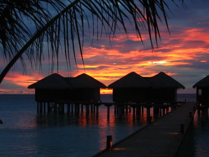 Красивый закат на Мальдивах