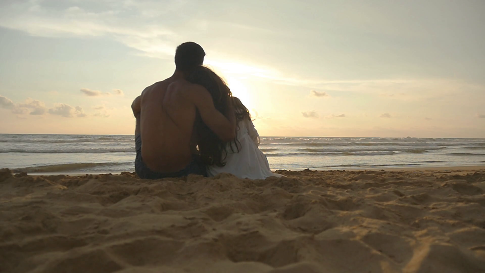 Парень и девушка обнимаются на берегу. Девушка с парнем в обнимку на море. Пара обнявшись на берегу моря. Парень обнимает девушку на пляже. Пока муж на пляже