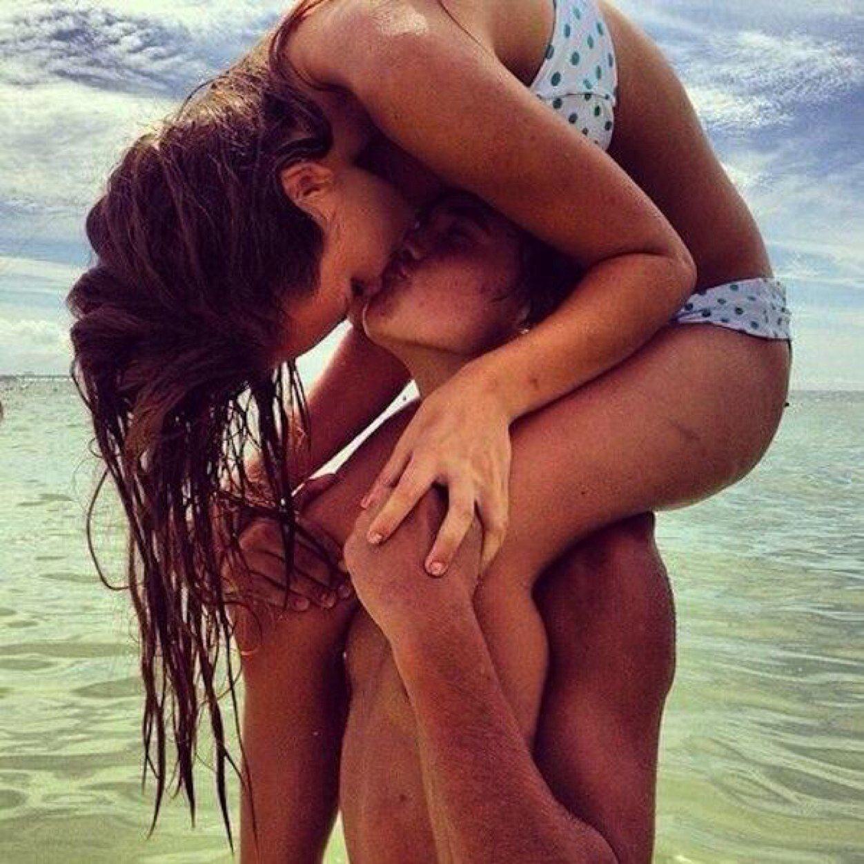 Целоваться сидя на парне. Пары обнимаются. Парень обнимает девушку. Пляж любовь. Поцелуи на пляже.