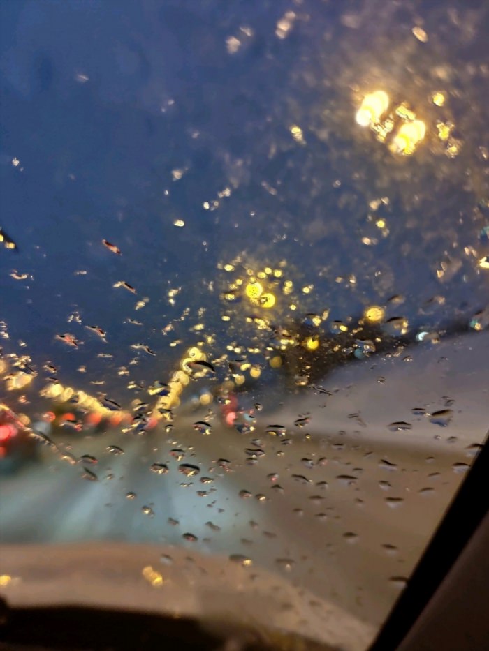Дождь через окно машины