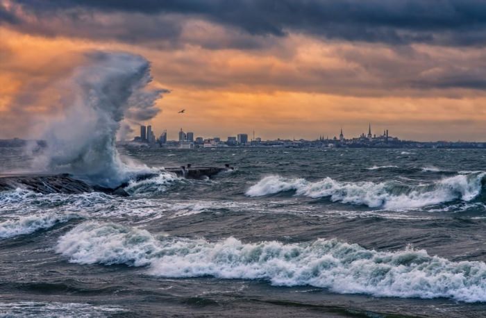 Каспийское море шторм