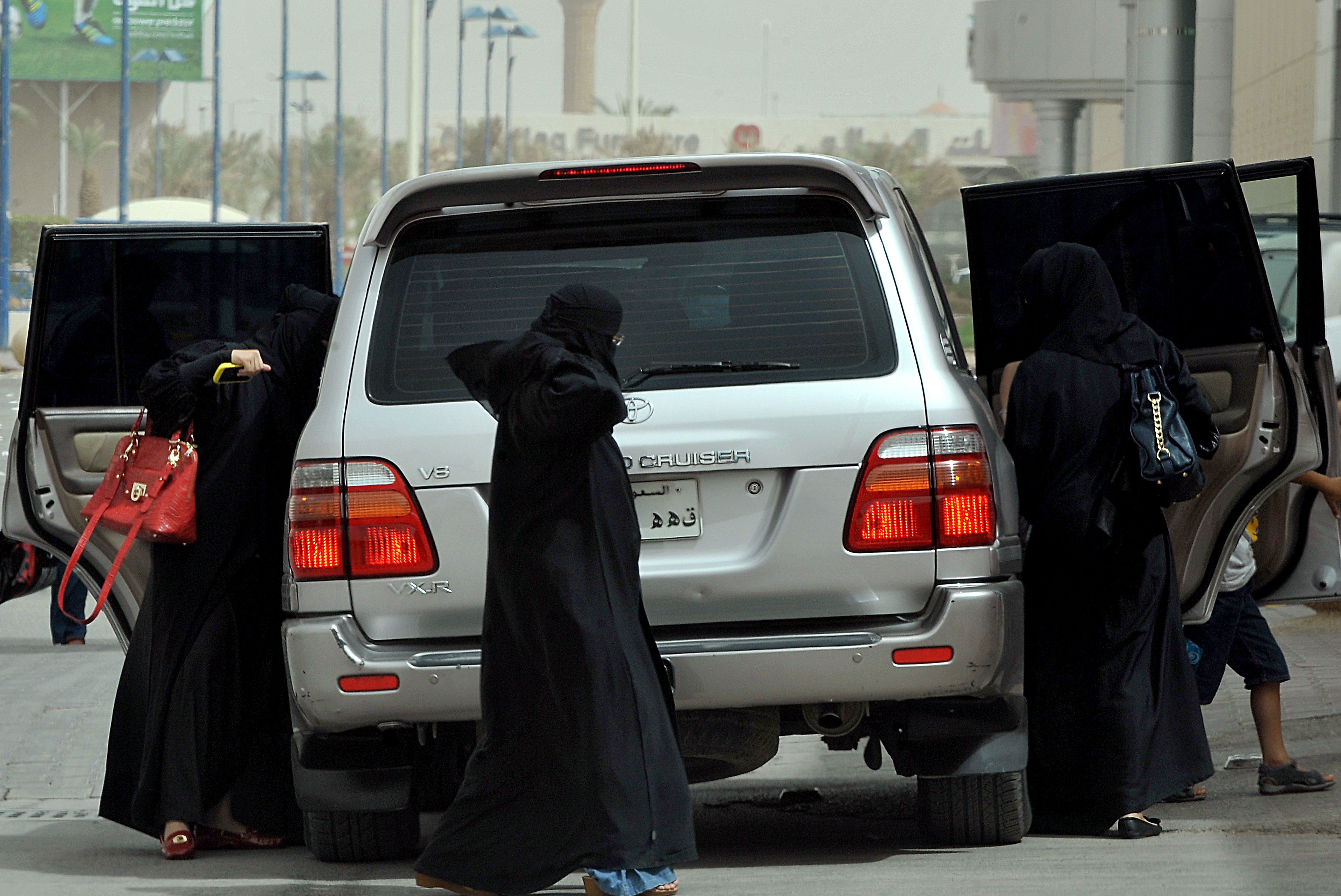 Машина мусульманина. Машина короля Саудовской Аравии. Арабы на тачках. Арабские женщины за рулем. Женщина в парандже за рулем.
