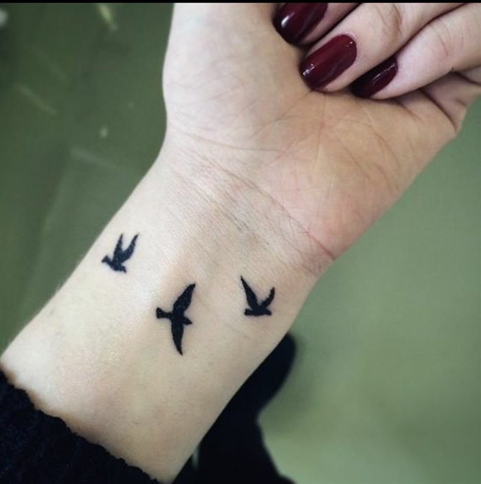 Татуировка птички на запястье